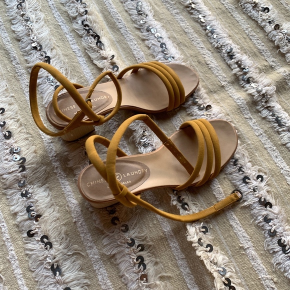 chinese laundry scalloped heels